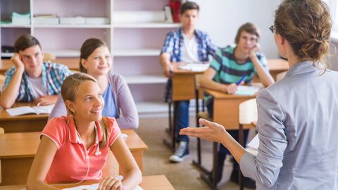 Lehrerin steht vor einer Klasse. Lehrerin steht vor einer Klasse.