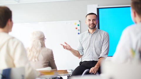 Lehrer unterrichtet eine Klasse. Lehrer unterrichtet eine Klasse.