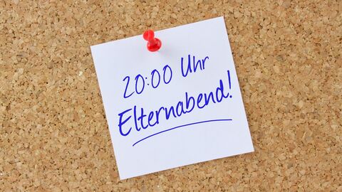 Pinnwand mit Zettel, auf dem Elternabend steht.