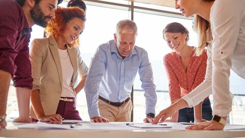 Menschen in einer Besprechung. 