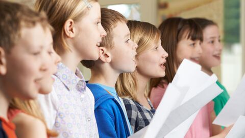 Schülerinnen und Schüler singen im Chor.