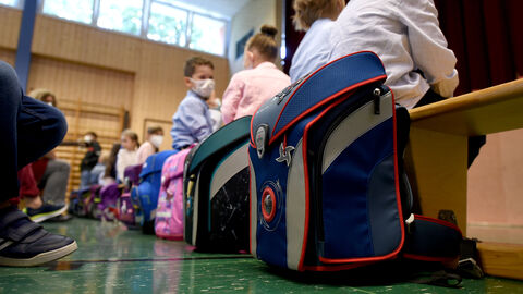Kinder sitzen bei einer Einschulungsfeier. Kinder sitzen bei einer Einschulungsfeier.