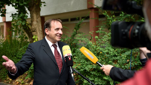 Kultusminister Lorz gibt ein Interview. Kultusminister Lorz gibt ein Interview.