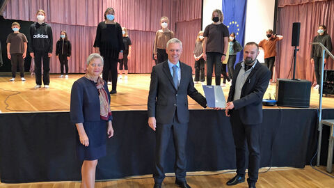 Kultusstaatssekretär Lösel feiert Einschulung an der Freiherr-vom-Stein-Schule Gladenbach