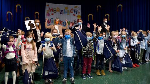 Kultusminister Lorz und Bundesbildungsministerin feiern mit Kindern ihre Einschulung. Kultusminister Lorz und Bundesbildungsministerin feiern mit Kindern ihre Einschulung.