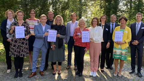 Kultusminister Lorz zeichnet vier pädagogisch selbstständige Schulen aus