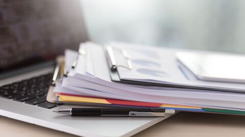 Unterlagen liegen auf einem Laptop