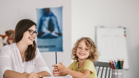 Junge lernt mit einer Lehrerin.