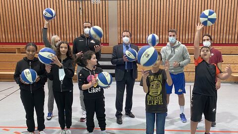 Kultusminister Lorz besucht Löwenstark-Projekt "Basketball + Tanz machen Schule"