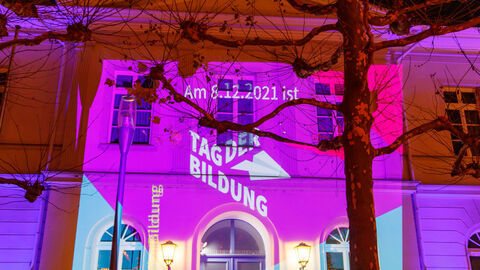 Tag der Bildung - Lichtprojektion am Hessischen Kultusministerium