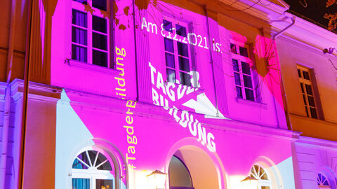 Tag der Bildung - Lichtprojektion am Hessischen Kultusministerium