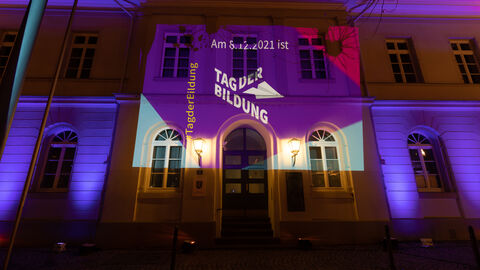 Tag der Bildung - Lichtprojektion am Hessischen Kultusministerium