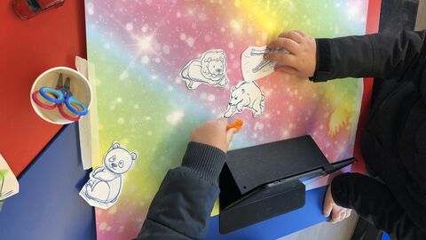 Schülerinnen und Schüler programmieren im DigitalTruck mit iPads 