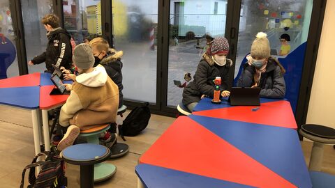 Schülerinnen und Schüler programmieren im DigitalTruck mit iPads 