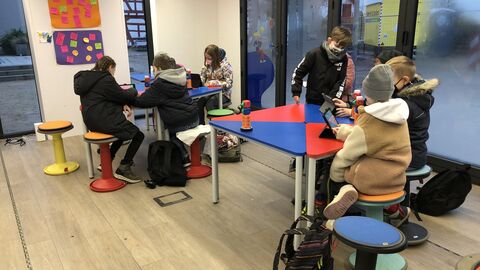 Schülerinnen und Schüler programmieren mit iPads im DigitalTruck