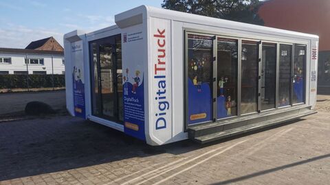 Der Pavillon des DigitalTrucks auf dem Schulhof