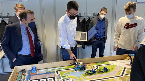 Kultusminister Lorz zu Gast bei Nachwuchsprogrammierern