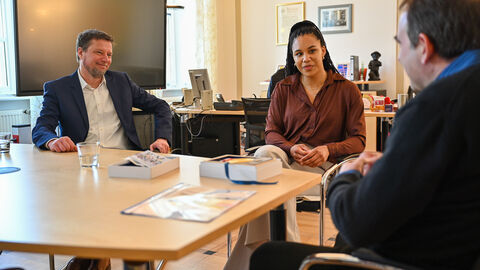 Olympiasiegerin Deborah Levi zu Gast im Kultusministerium