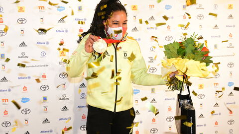 Deborah Levi bei der Ankunft am Frankfurter Flughafen nach den Olympischen Winterspielen in Peking