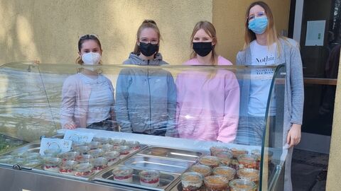 Schülerinnen vor der Auslage der Frühstückstheke