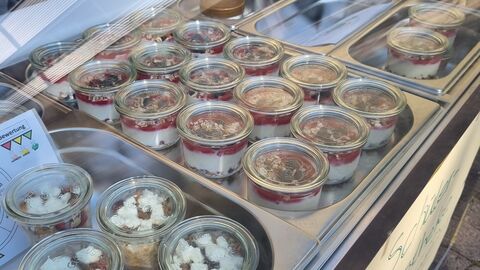 Selbst kreierte Snacks in der Auslage der Frühstückstheke