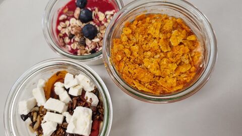Selbst kreierte Snacks in der Auslage der Frühstückstheke