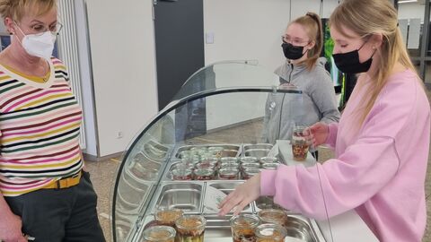 Die Schülerinnen verkaufen ihre selbst kreierten Snacks an der Frühstückstheke