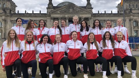 Gruppenfoto der Volleyballerinnen WK II und WK III
