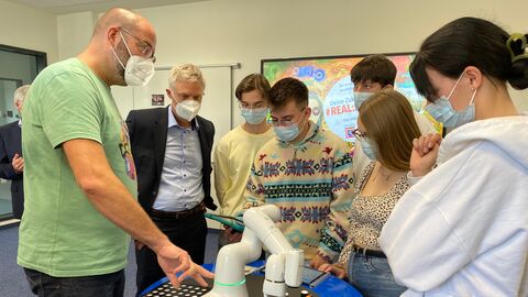 Staatssekretär Lösel zu Besuch an der beruflichen Schule Korbach während der zweiten Station der Hessen-Tour.