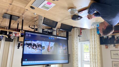 Kultusminister Lorz im Gespräch mit Schülerinnen und Schülern des Gymnasium Römerhof Frankfurt