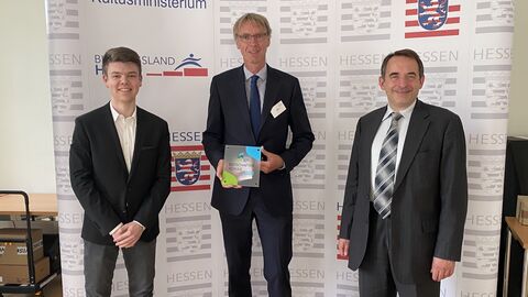 Gruppenfoto: Kultusminister Lorz zeichnet Internatsschule Schloss Hansenberg für erstklassige berufliche Orientierung aus