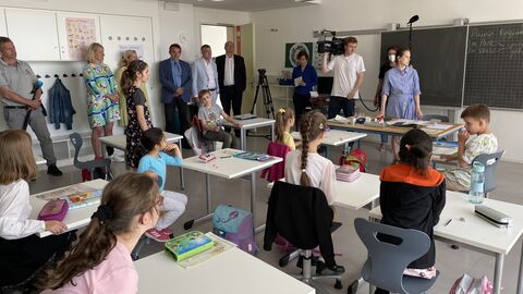 Kultusminister Lorz besucht ein Klassenzimmer