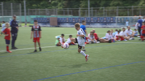 Ein Kind spielt Fußball