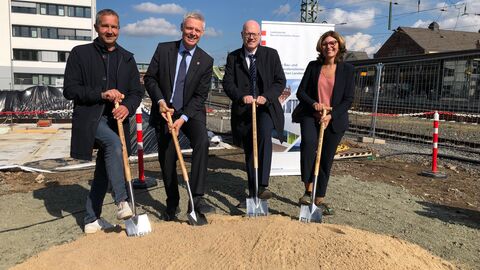(v.l.n.r.): David Szegedi (Bauherr), Dr. Manuel Lösel (Staatssekretär HKM), Carsten Vaupel (Zentralabteilungsleiter Lehrkräfteakademie), Patricia Wendland (Geschäftsbereichsleiterin Standortmanagement des Landesbetriebs Bau und Immobilien Hessen)