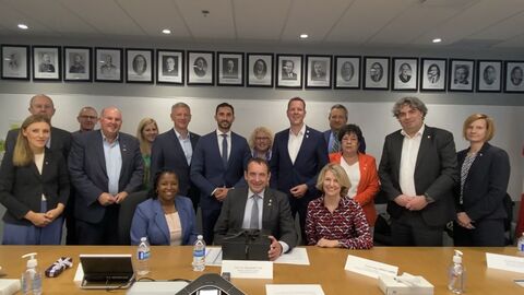 Hessische Delegation um Kultusminister Lorz mit canadischen Kolleginnen und Kollegen.