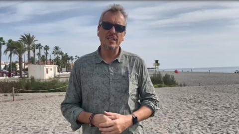 Schulleiter der Deutschen Schule Madrid, Dirk Pilgram, steht am Strand und schaut in die Kamera