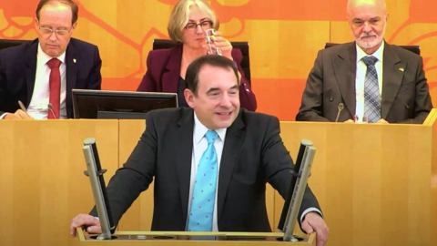 Kultusminister Lorz hält eine Rede im Landtag