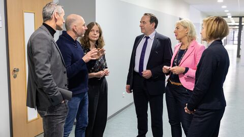 Kultusminister Lorz und Digitalministerin Sinemus tauschen sich an der Carl-von-Weinberg-Schule in Frankfurt mit den Lehrkräften zum neuen Unterrichtsfach „Digitale Welt“ aus.