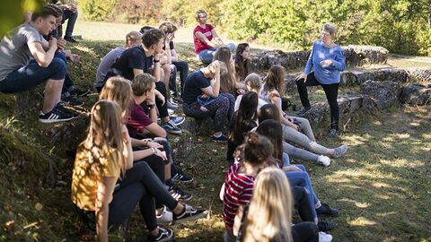 Schülerinnen und Schüler beim Besuch der Stiftung Adam von Trott, Imshausen e. V. 
