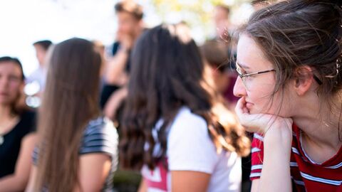 Schülerinnen und Schüler beim Besuch der Stiftung Adam von Trott, Imshausen e. V. 