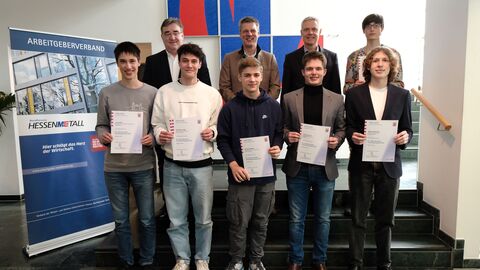 Neben den sechs anwesenden der insgesamt zehn Siegerinnen und Sieger sind zu sehen (hintere Reihe v. l. n. r.) Mark Weinmeister (Regierungspräsident Kassel), Karsten Stückrath (Geschäftsführer Schmidtsche Schack Arvos), Kultusstaatssekretär Dr. Manuel Lösel.  