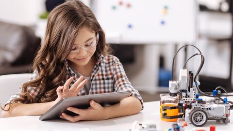 Mädchen tippt auf Tablet