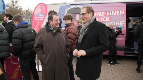 Startschuss für den Zukunftsbus Martin-Niemöller-Schule in Wiesbaden
