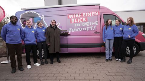 Startschuss für den Zukunftsbus Martin-Niemöller-Schule in Wiesbaden