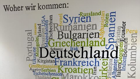 Eine Mindmap "Woher wir kommen" mit vielen verschiedenen Nation an der Wand der Schule