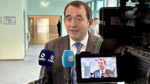 Kultusminister Lorz im Interview vor einer Kamera mit mehreren Mikrofonen