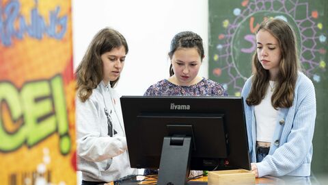 Eindrücke vom Besuch der Initiative Deine Zukunft#real:digital an der Elly-Heuss-Schule in Wiesbaden