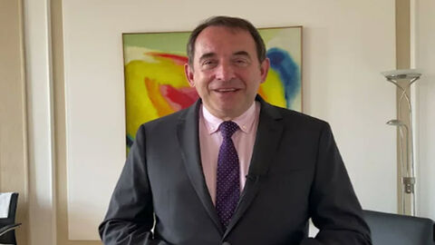 Lorz vor Wand mit Bild