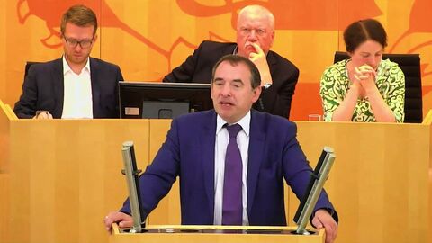 Kultusminister Lorz bei seiner Rede im Hessischen Landtag