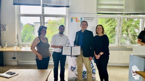 Kultusminister Lorz überreicht Bescheid für das Projekt „Digitalisierung der Vorstandsarbeit“ an den Makerspace Wiesbaden
